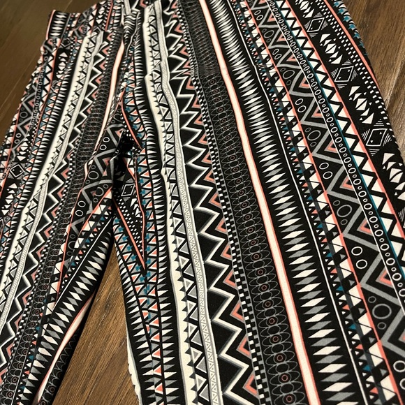Fashion Nova printed pants - Picture 2 of 4